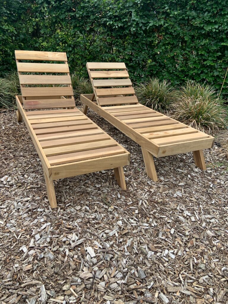 Hardhouten ligstoelen
