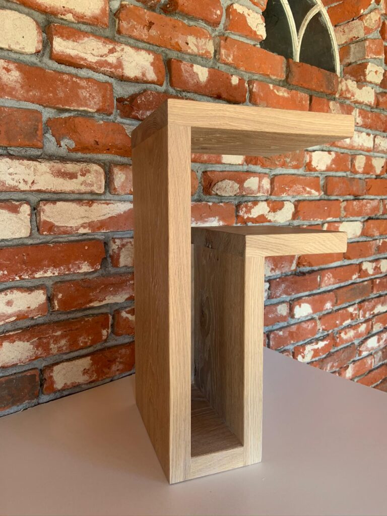 Sculpturale bijzettafel, massief eiken