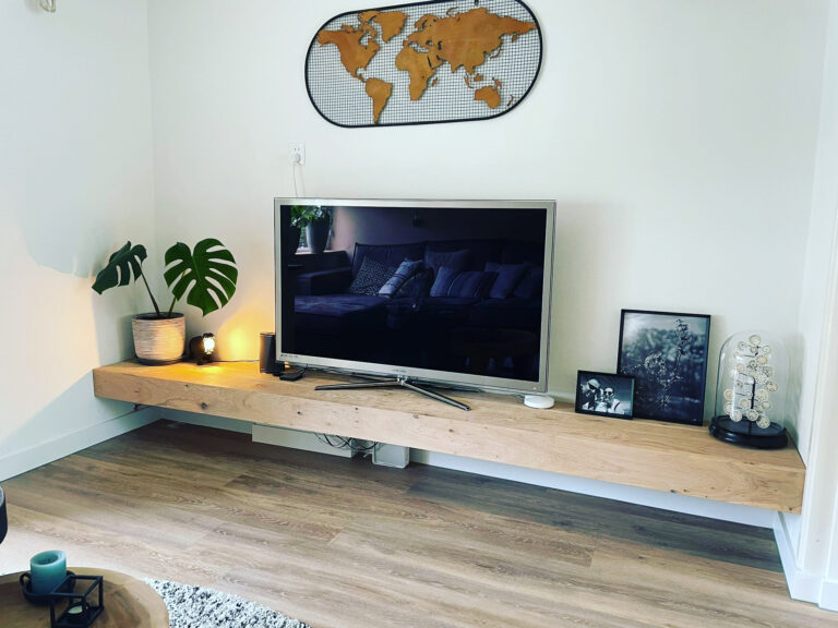 Zwevend bureau op maat, massief eiken